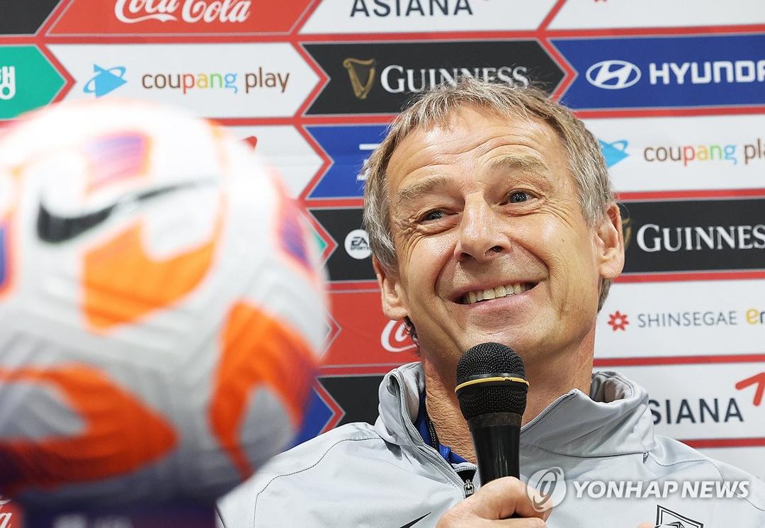 HLV Klinsmann: 'Việt Nam không yếu'