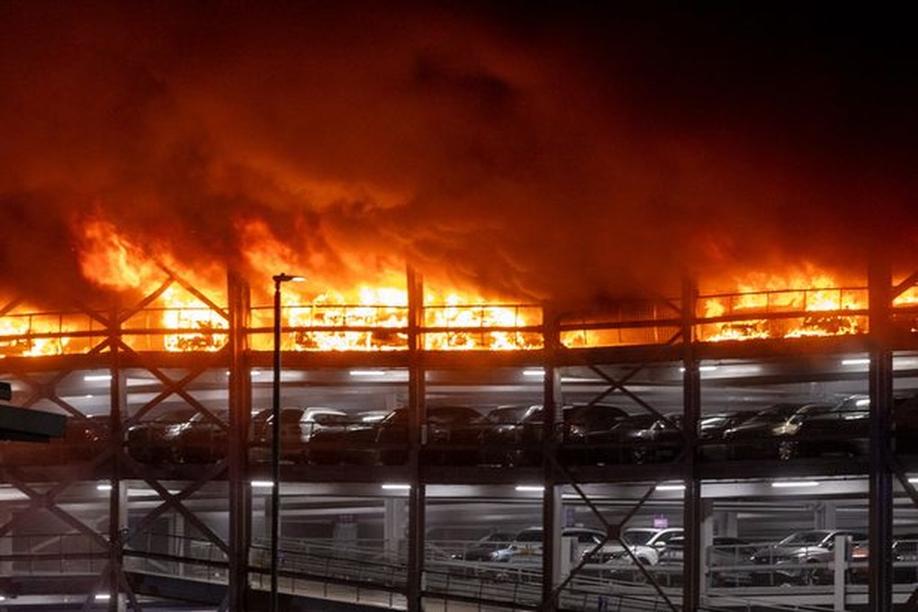 Cháy lớn tại sân bay Luton ở Anh do một chiếc ô tô