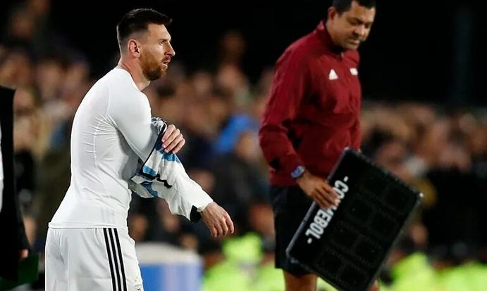 Messi hai lần đá phạt trúng cột trong trận thắng của Argentina