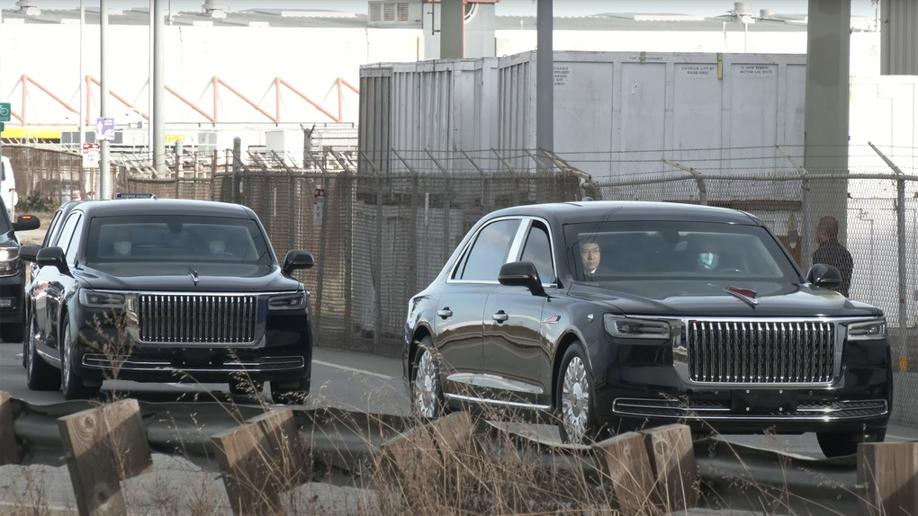 Limousine bọc thép của Trung Quốc sánh đôi "Quái thú" của Tổng thống Mỹ