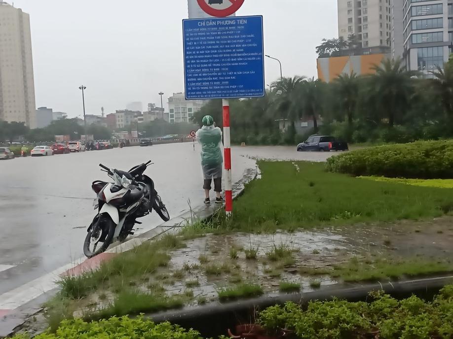 Tài xế Việt than trời, chia sẻ hình ảnh độc lạ trên đường ngày mưa ngập