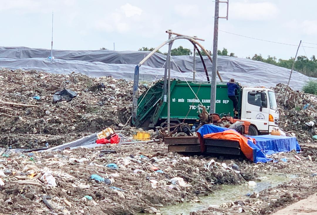 Bãi rác ở miền Tây hoạt động lại sau 3 tháng bị chốt chặn