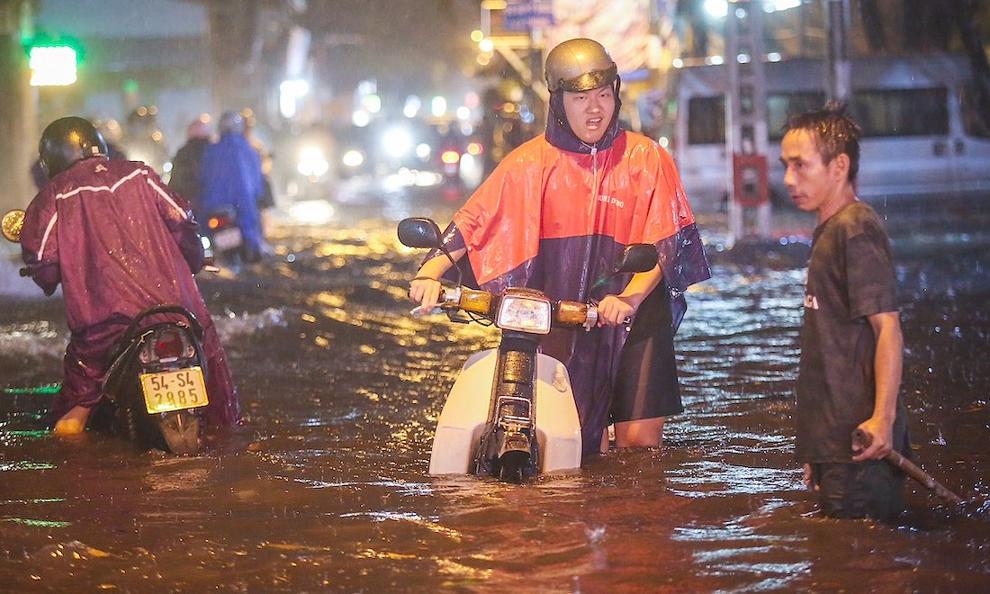 Đường phố Sài Gòn ngập sâu sau mưa lớn