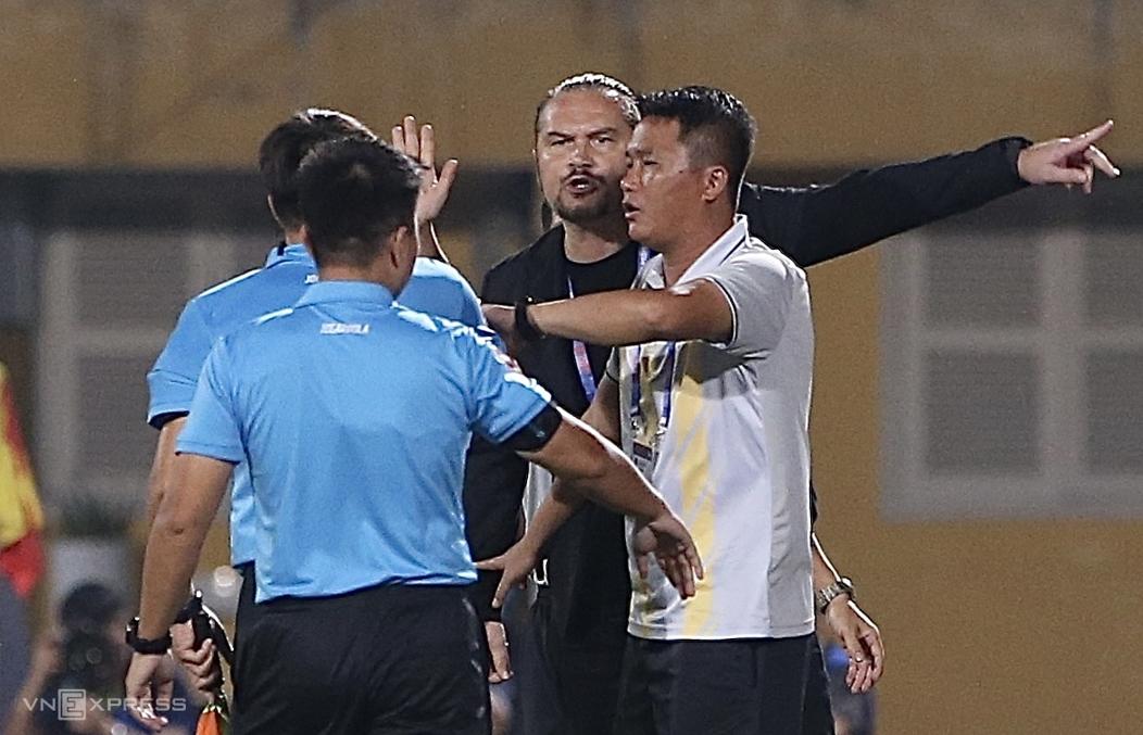 Trợ lý HLV Thanh Hoá nghi ngờ về số phút bù trận Viettel