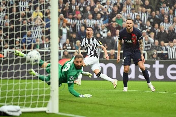 Newcastle thắng PSG, lên đỉnh bảng Champions League