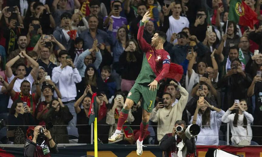 Ronaldo đưa Bồ Đào Nha vượt qua vòng loại Euro