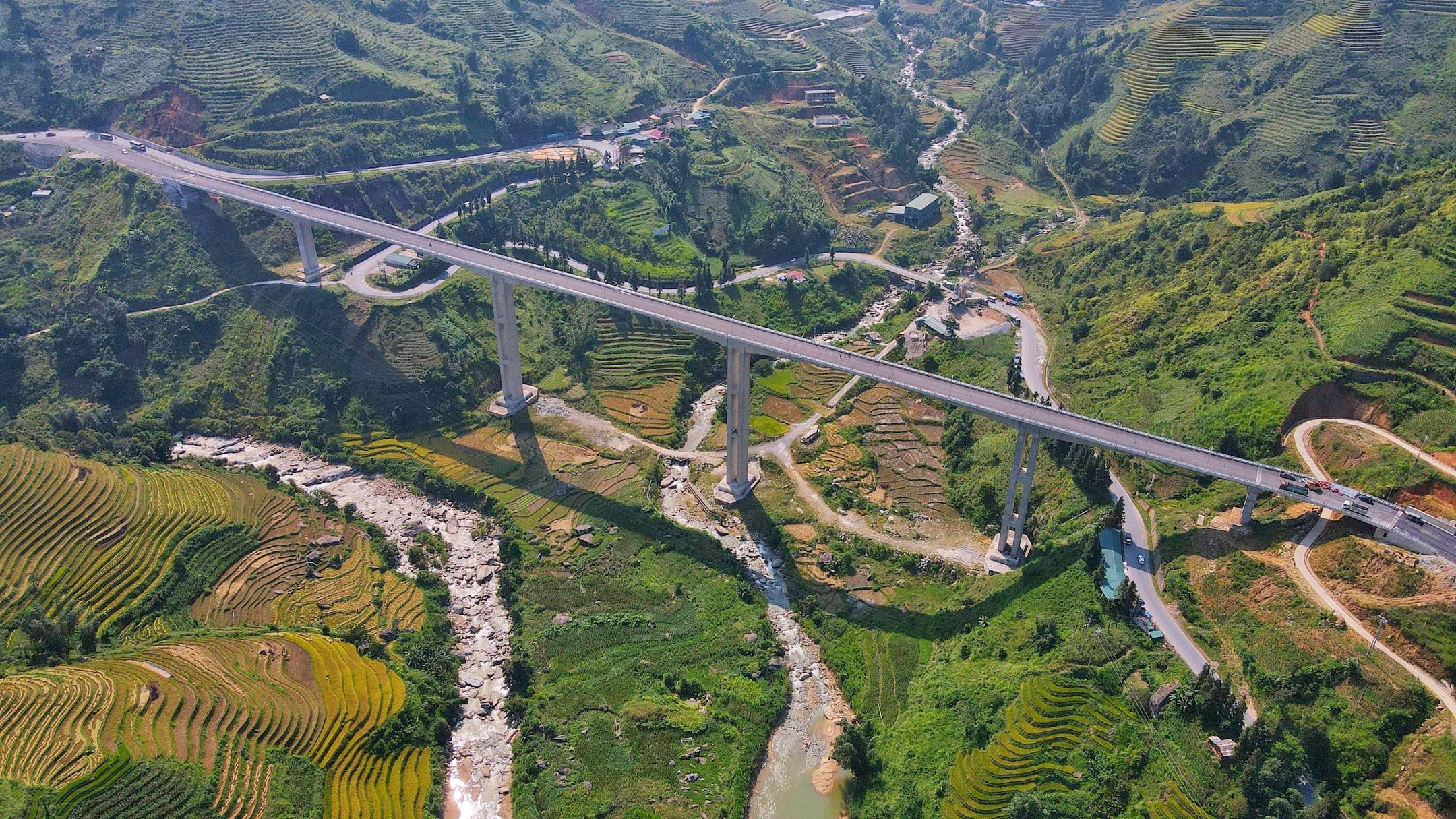 Thông xe tuyến đường qua cầu cạn cao nhất Việt Nam