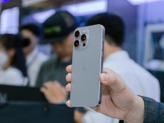 Nhiều iFan Việt bất ngờ "quay xe" khi mua iPhone 15 Pro Max