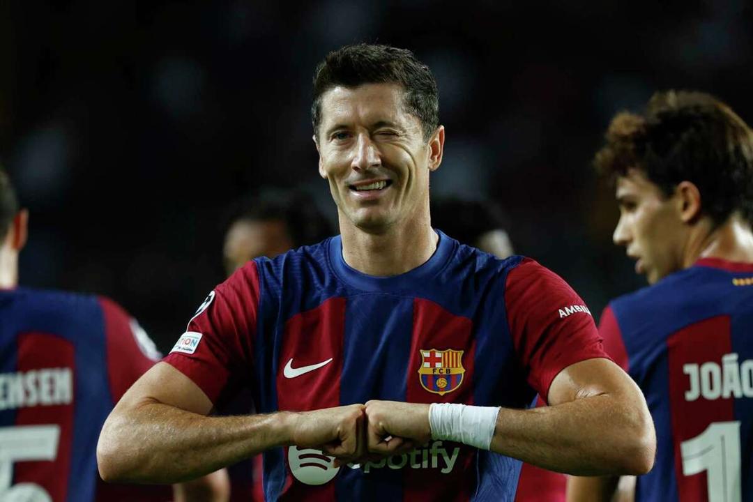 Lewandowski 'chung mâm' với Ronaldo và Messi