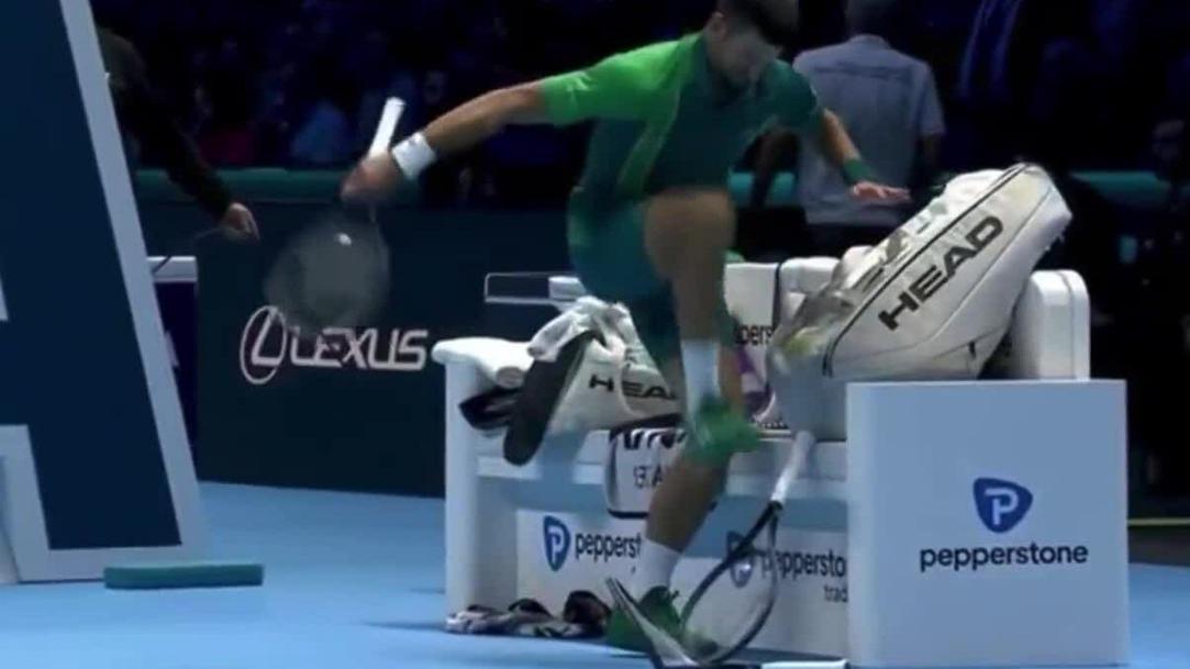 Djokovic giẫm nát hai cây vợt cùng lúc