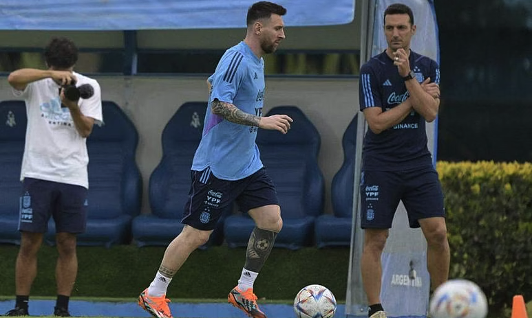 HLV Argentina: 'Chia tay Messi lúc này chẳng khác nào tự sát'