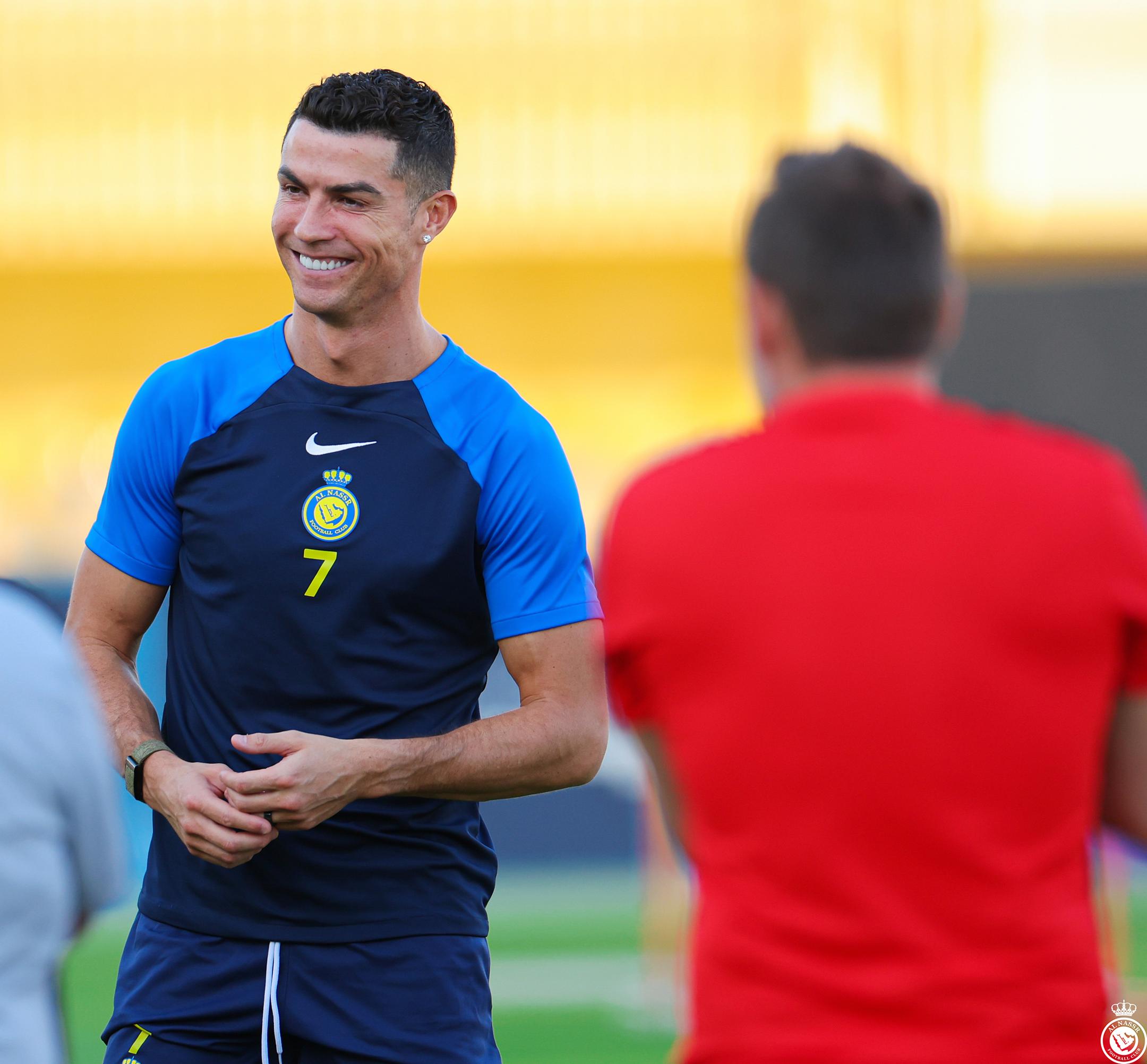 Đồng đội ở Al Nassr tặng bánh mừng mốc ghi bàn của Ronaldo