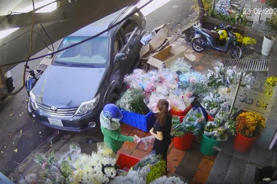 Ô tô trôi tự do, suýt tông 2 người phụ nữ ở cửa hàng hoa vì lỗi của tài xế